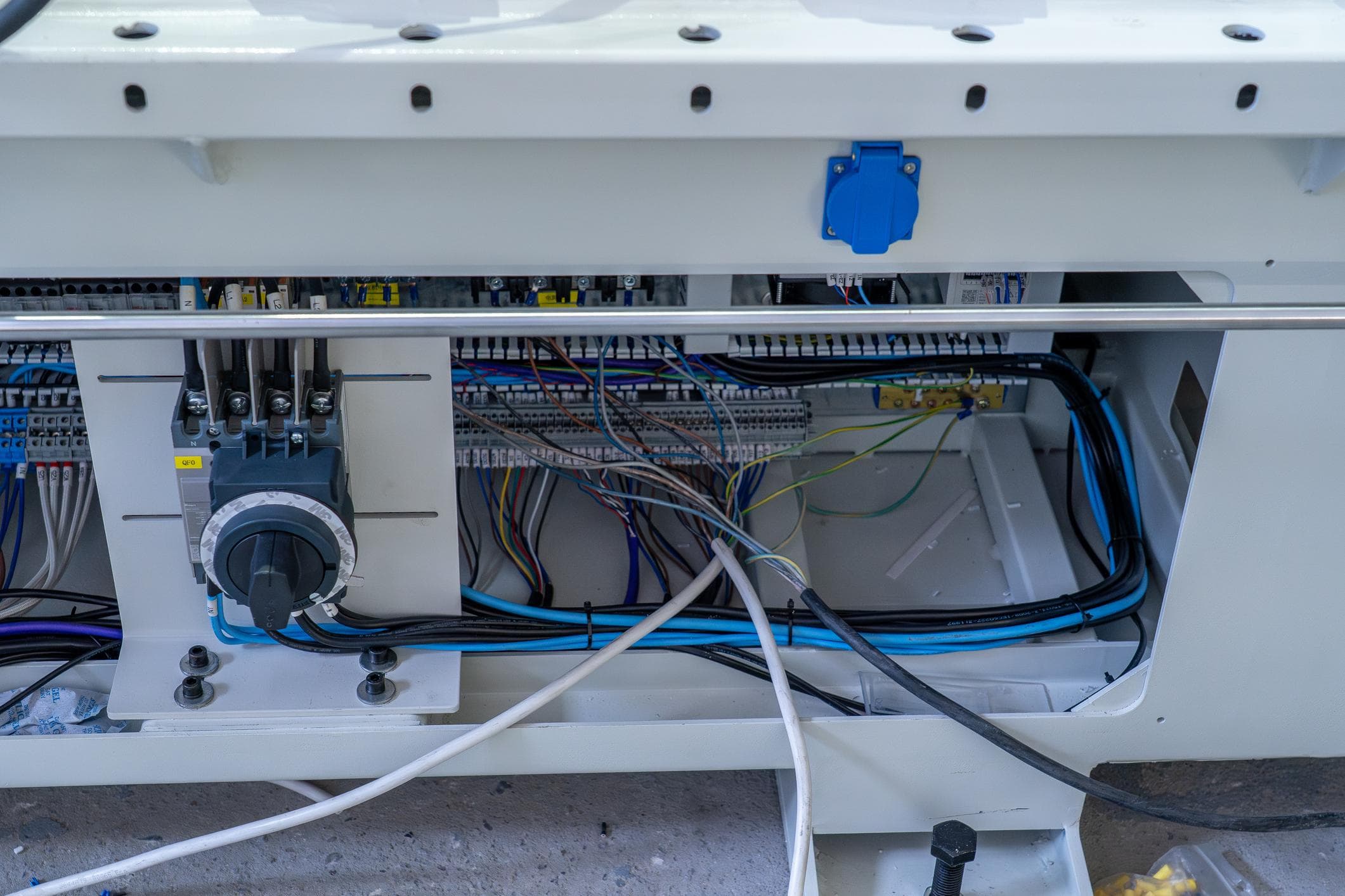 Industrial Power Supplies and AC/DC Converters: Reliable Power for Automation Systems | Industrial Partner